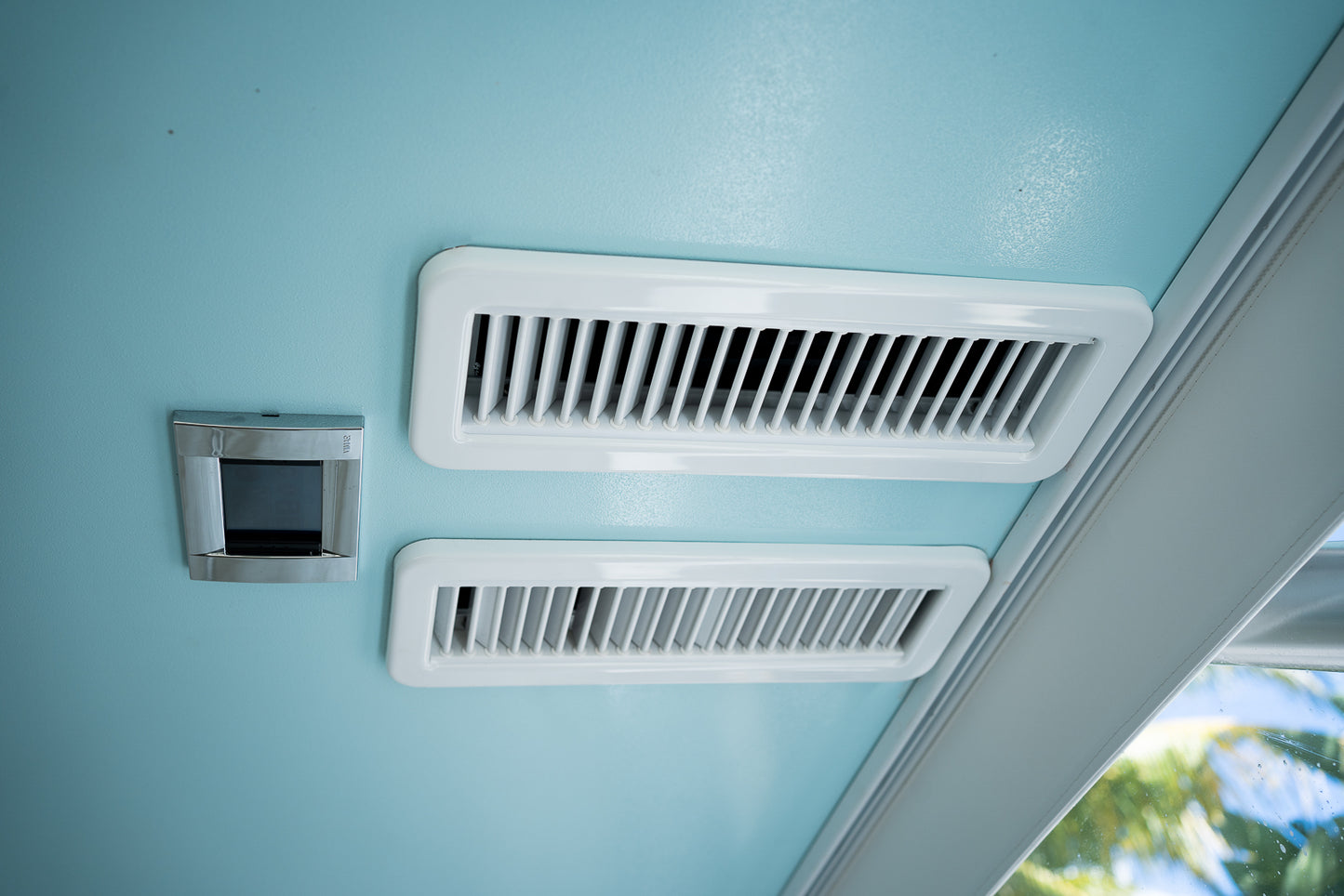 Mabru RadAir™ 12,000 BTU 12V DC Air Conditioner